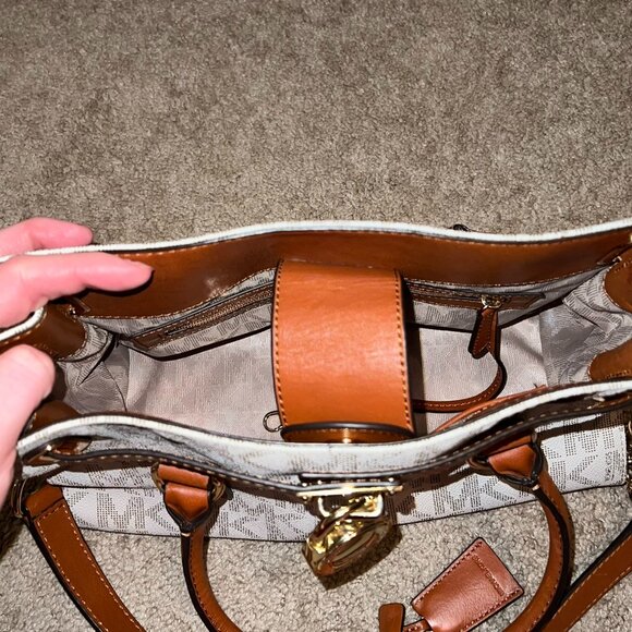 Michael Kors White Signature EW Hamilton Bag - Picture 7 of 7